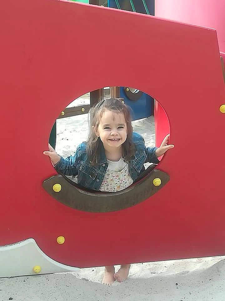 Gaïa participe au concours pour gagner de l'argent avec cette photo : child, design, fun, girl, joy, mirror, person, pink, play, red, sitting, smile, snapshot, toddler