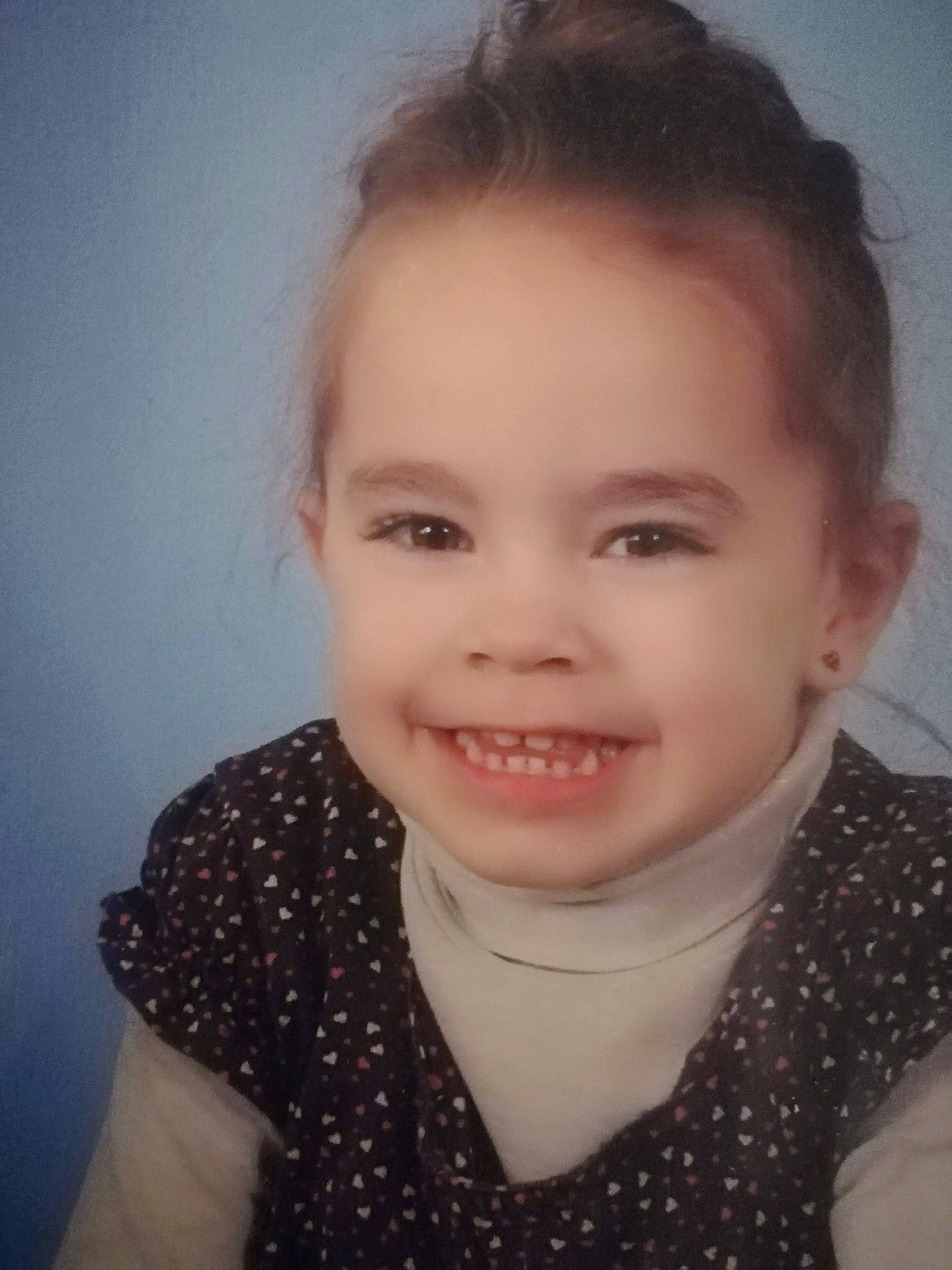 Gaïa participe au concours pour gagner de l'argent avec cette photo : cheek, child, child_model, chin, ear, eye, eyebrow, face, forehead, girl, hair, hairstyle, head, human_hair_color, jaw, joy, lip, nose, person, skin