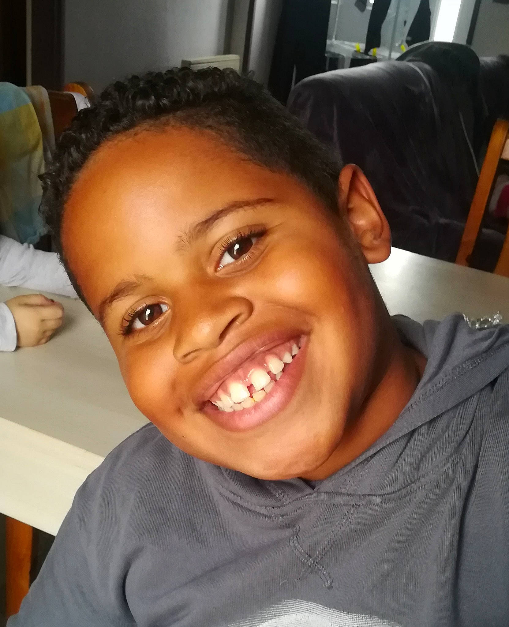 Joe participe au concours pour gagner de l'argent avec cette photo : black_hair, cheek, child, chin, cornrows, ear, eyebrow, face, forehead, girl, hair, hair_coloring, hairstyle, head, jaw, joy, lip, nose, person, selfie