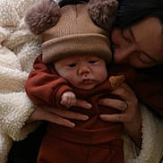 Noë a rejoint le concours — aidez-le/la à gagner de superbes lots ! baby, child, person, adult, hat, pom_pom, brown_clothing, jacket, outdoor, grass, autumn, kiss, love, affection, holding, cute, warm_clothing, nature, portrait, soft_focus