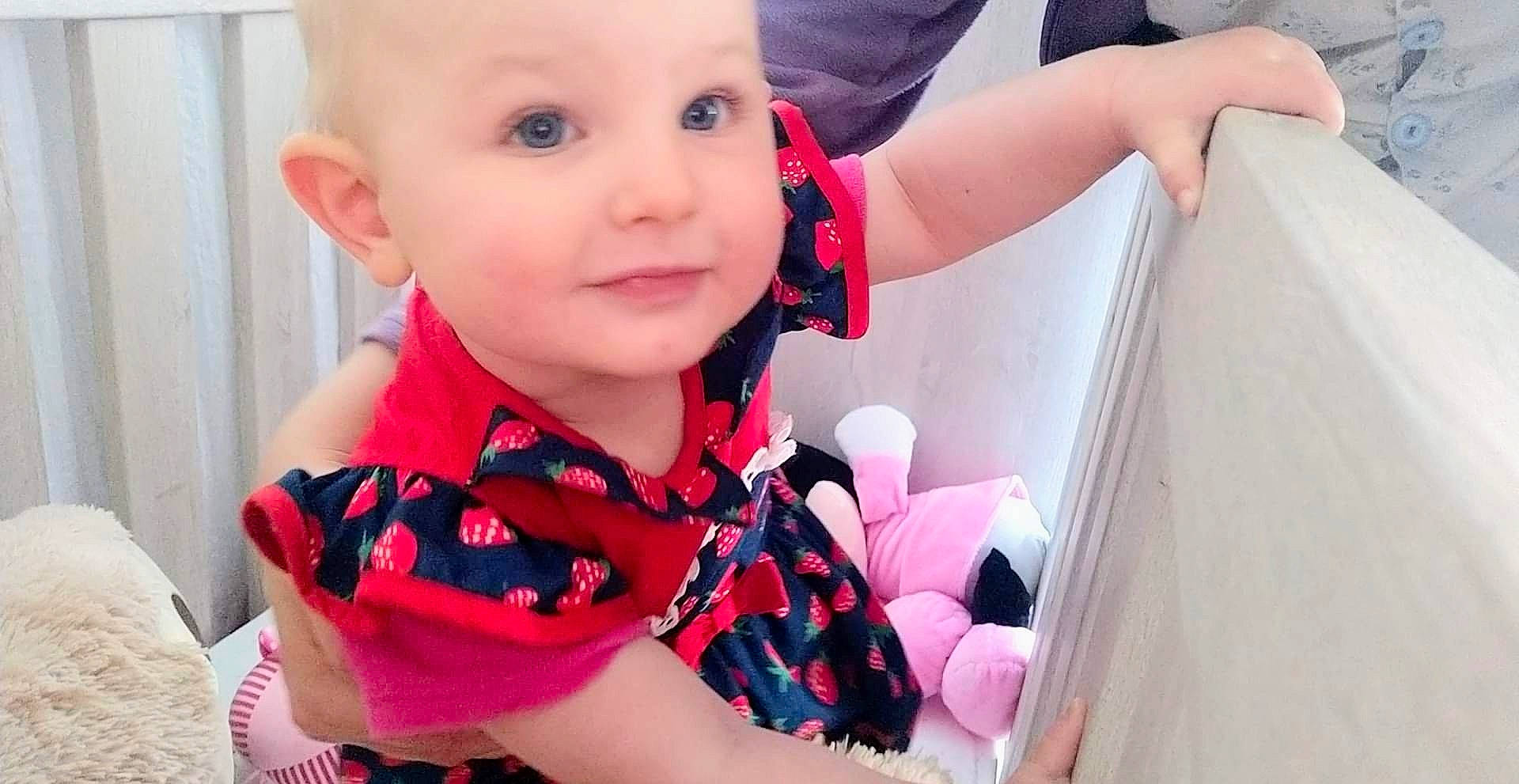 Maëlys a rejoint le concours — aidez-le/la à gagner de superbes lots ! baby, baby_toddler_clothing, beauty, cheek, child, collar, comfort, eyelash, finger, fun, gesture, happy, neck, person, pink, product, skin, sleeve, t_shirt, textile