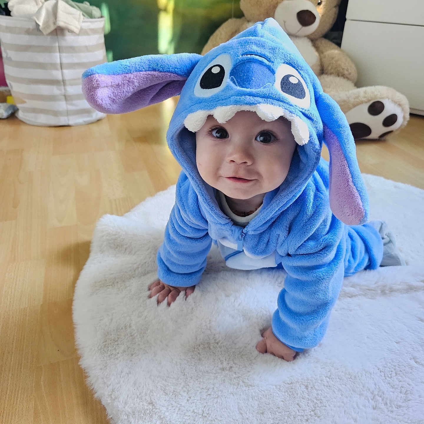 Neylan participe au concours pour gagner de l'argent avec cette photo : baby, blue, carpet, child, costume, crawling, cute, face, floor, foot, furniture, hand, home, hood, indoor, person, plush, smile, teddy_bear, toy