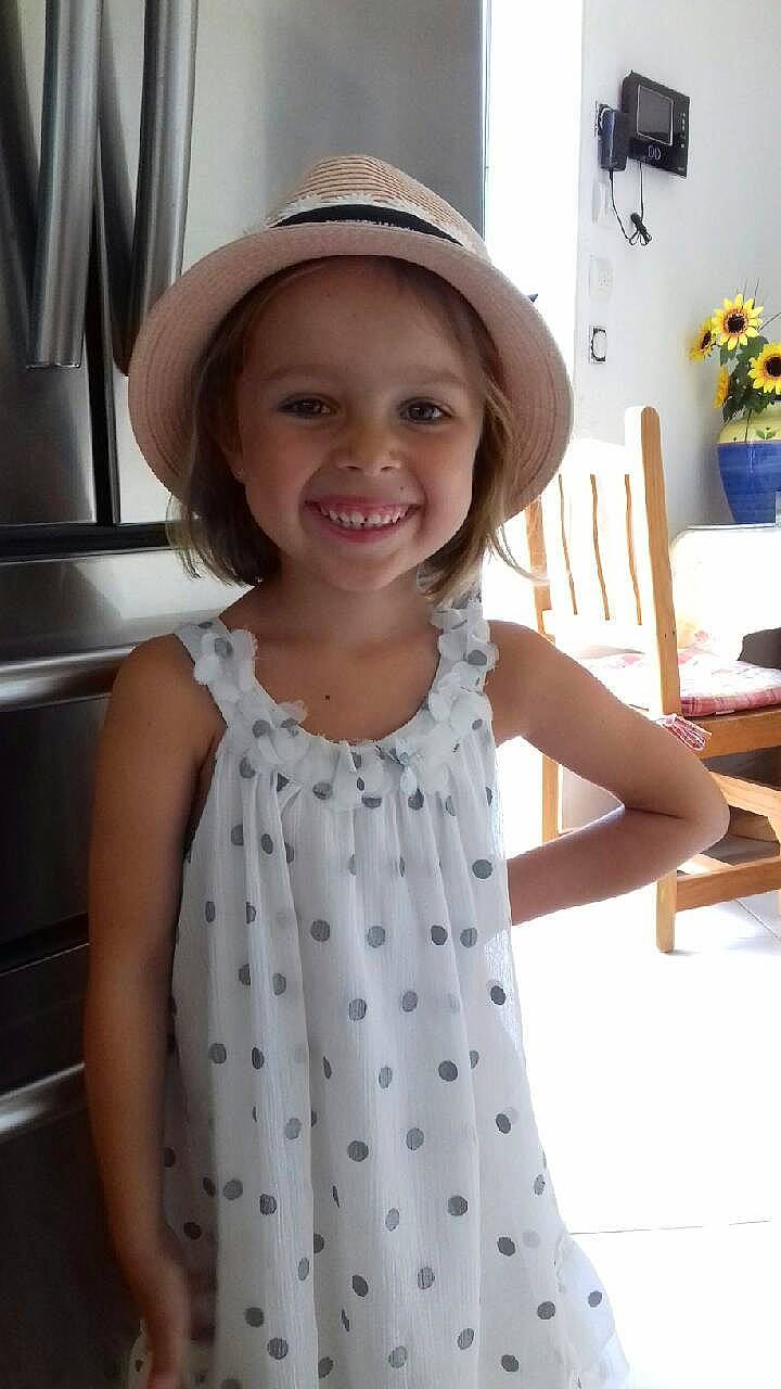 Tylia participe au concours pour gagner de l'argent avec cette photo : baby_toddler_clothing, child, child_model, clothing, design, dress, fashion_accessory, hat, headgear, joy, neck, pattern, person, polka_dot, sleeve, smile, sun_hat, toddler