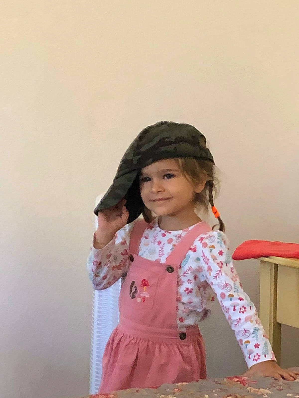 Valentina a rejoint le concours — aidez-le/la à gagner de superbes lots ! baby_toddler_clothing, chair, child, dress, face, fashion_accessory, fashion_design, fun, hair, happy, headwear, joy, magenta, neck, outerwear, pattern, person, skin, sleeve, smile