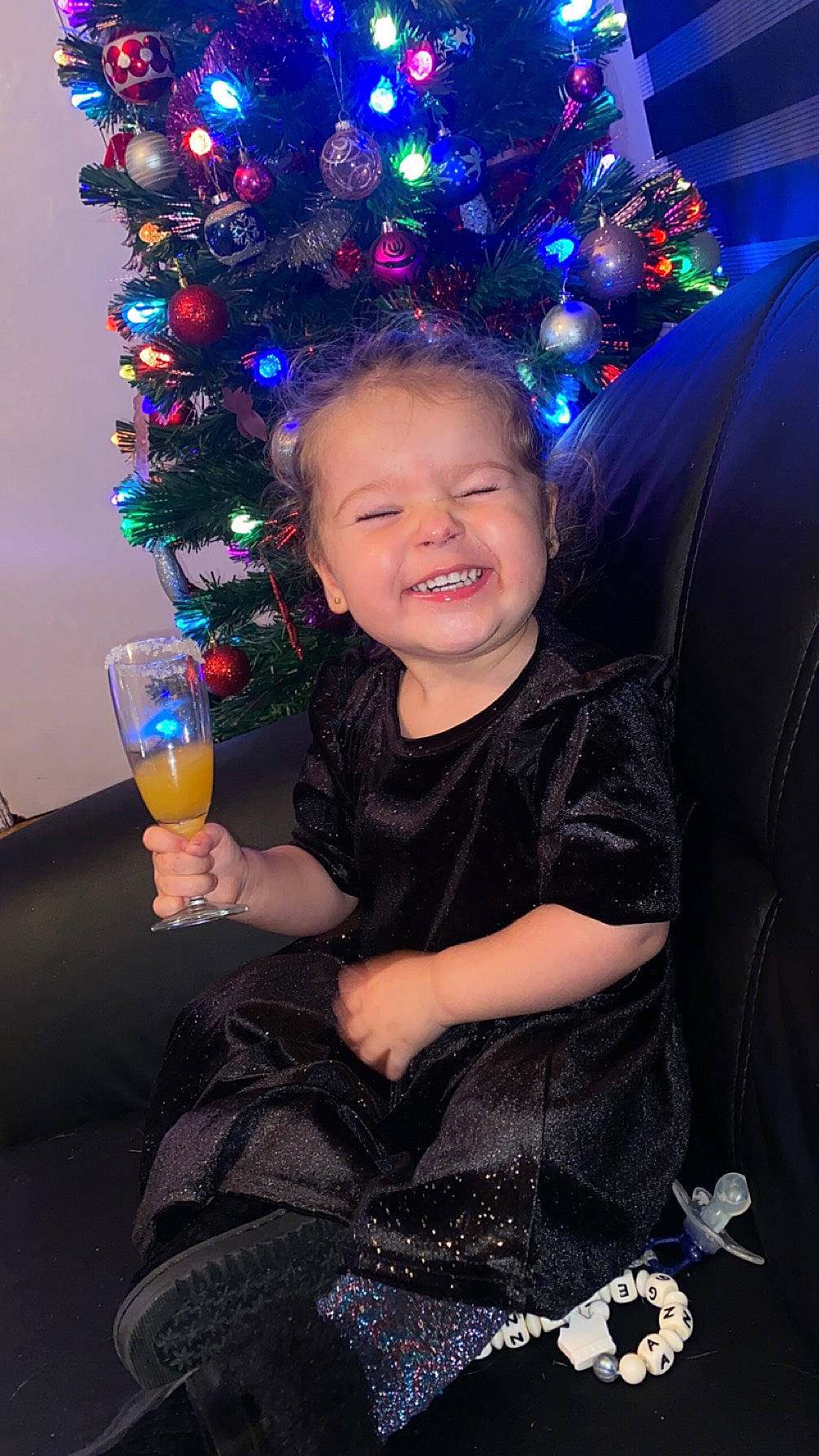 Angelina participe au concours pour gagner de l'argent avec cette photo : blue, christmas_ornament, christmas_tree, electric_blue, event, facial_expression, flash_photography, fun, hair, hairstyle, happy, head, human_body, joy, ornament, person, purple, smile, standing, tableware