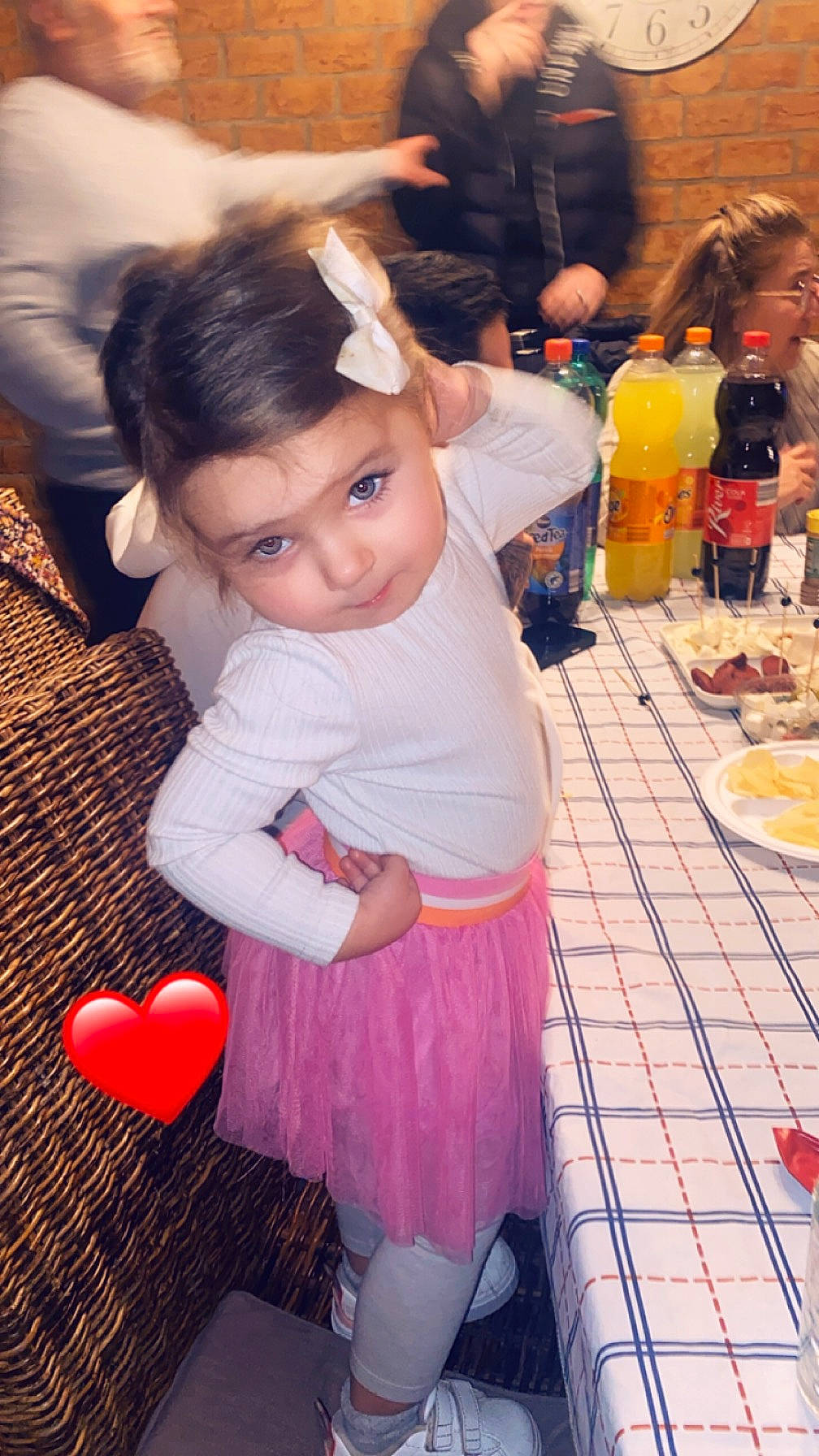 Angelina a rejoint le concours — aidez-le/la à gagner de superbes lots ! beauty, child, event, flooring, fun, hair, happy, head, human_leg, leisure, magenta, person, pink, plate, skin, snapshot, table, tableware, textile, toddler