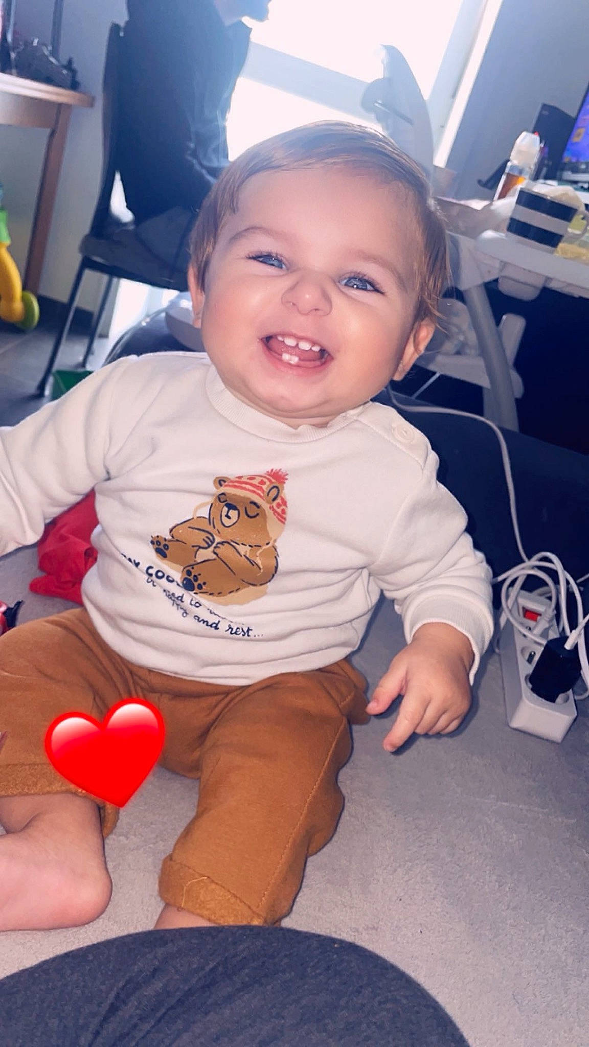 Livio participe au concours pour gagner de l'argent avec cette photo : baby, baby_toddler_clothing, balloon, chair, cheek, child, cool, eye, finger, flooring, happy, head, joint, joy, organ, person, skin, sleeve, smile, t_shirt