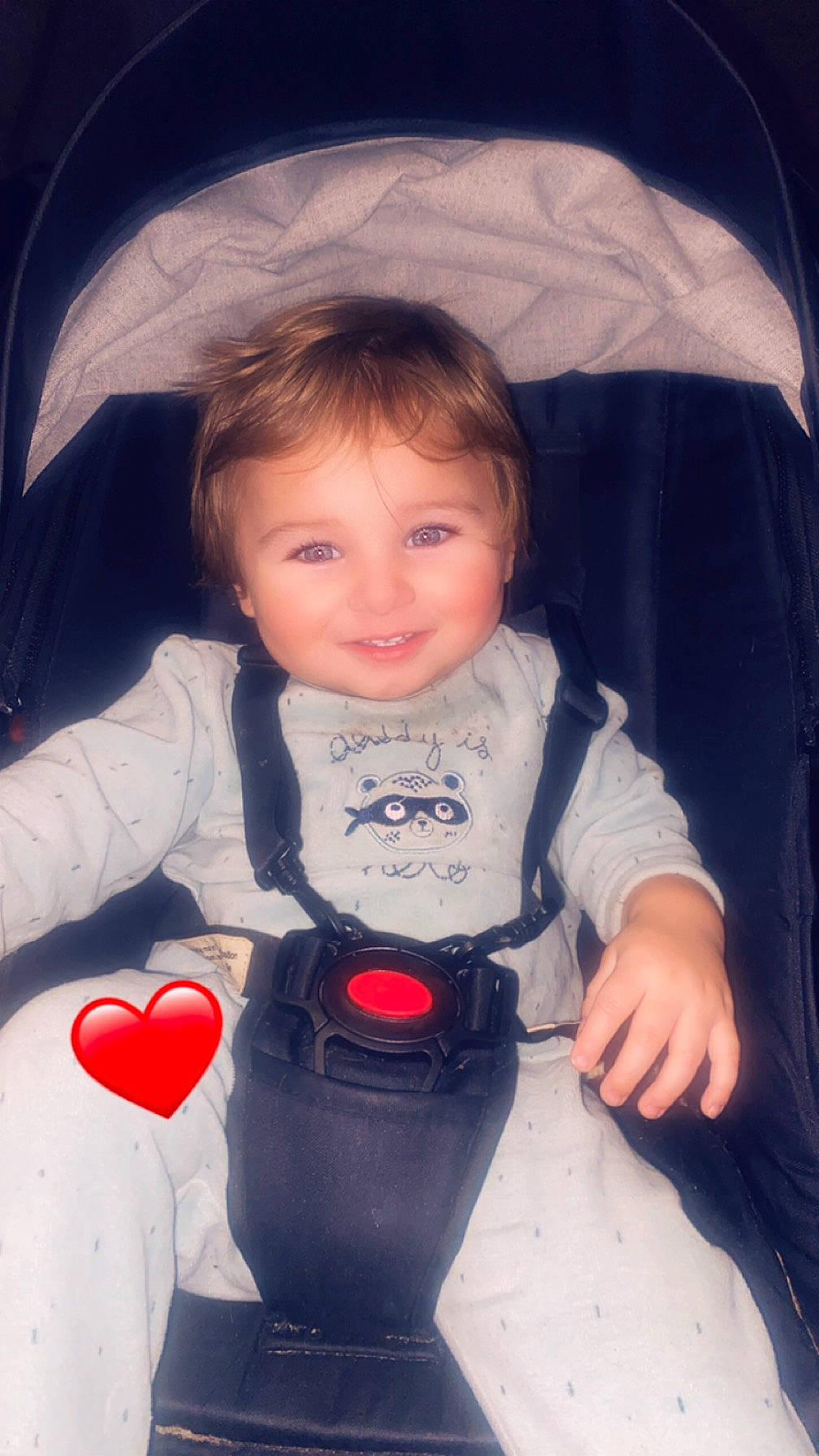 Livio a rejoint le concours — aidez-le/la à gagner de superbes lots ! arm, balloon, black, chair, cheek, child, comfort, cool, facial_expression, flash_photography, fun, happy, human_body, joy, lip, material_property, organ, person, product, skin