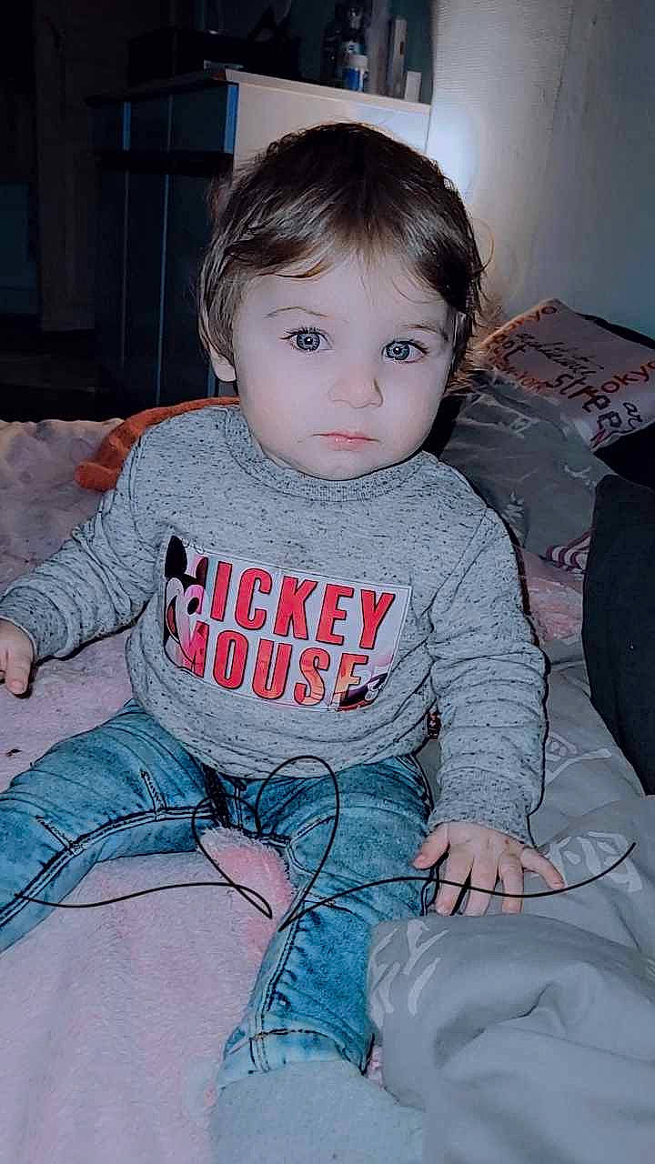 Livio a rejoint le concours — aidez-le/la à gagner de superbes lots ! baby_toddler_clothing, carmine, cheek, child, chin, comfort, cool, facial_expression, flash_photography, flooring, fun, hairstyle, happy, head, lip, person, sitting, skin, sleeve, t_shirt