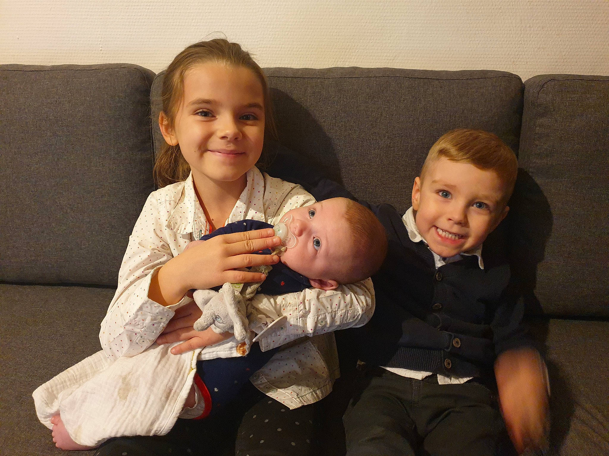 Mailee a rejoint le concours — aidez-le/la à gagner de superbes lots ! armrest, baby, baby_toddler_clothing, child, comfort, couch, ear, eye, finger, happy, iris, joy, lap, laugh, living_room, person, sitting, skin, slipcover, sofa_bed