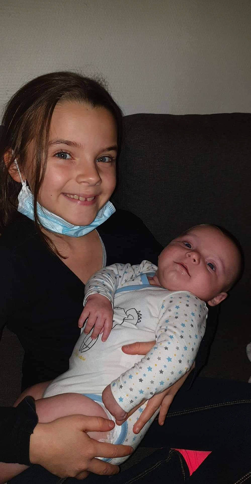 Mailee participe au concours pour gagner de l'argent avec cette photo : baby, baby_products, baby_toddler_clothing, cheek, child, comfort, couch, eye, finger, iris, joy, living_room, person, product, skin, toddler, tooth