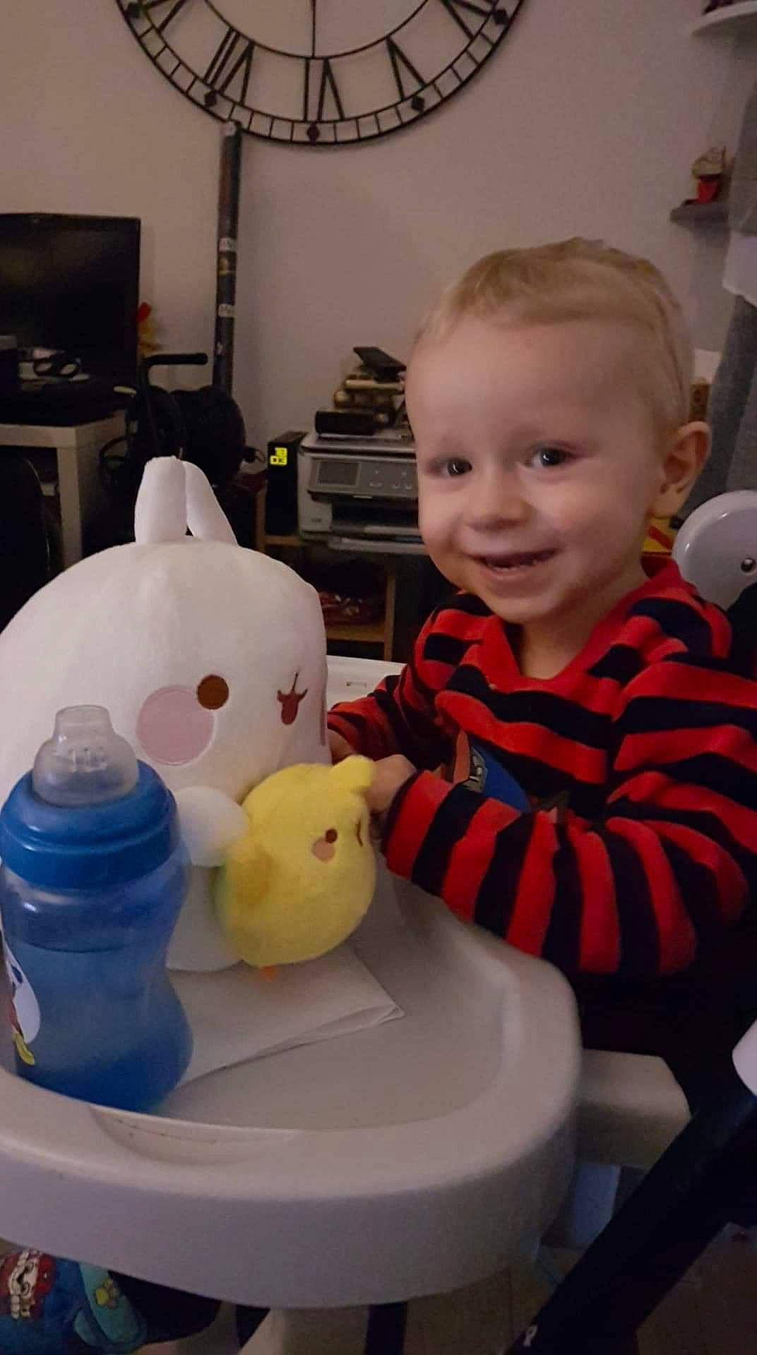 Jules a rejoint le concours — aidez-le/la à gagner de superbes lots ! baby, bottle, child, face, head, person, play, product, room, sitting, skin, smile, tableware, toddler