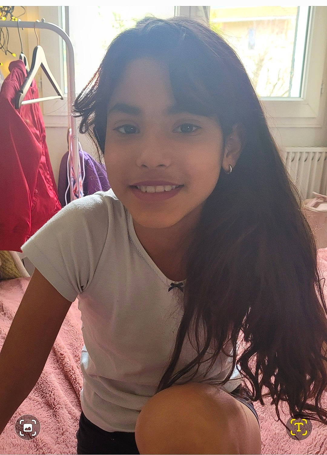 Ana Luiza participe au concours pour gagner de l'argent avec cette photo : black_hair, chin, cool, eyebrow, eyelash, facial_expression, fashion, forehead, happy, jaw, joy, layered_hair, leisure, lip, mouth, neck, person, shoulder, skin, smile