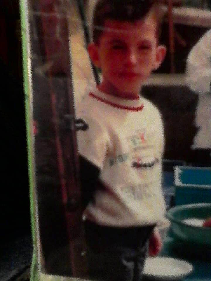 Nicolas a rejoint le concours — aidez-le/la à gagner de superbes lots ! cheek, child, fun, happy, jaw, long_sleeved_t_shirt, pattern, person, photo_caption, room, shoulder, sleeve, t_shirt, toddler, vintage_clothing, visual_arts