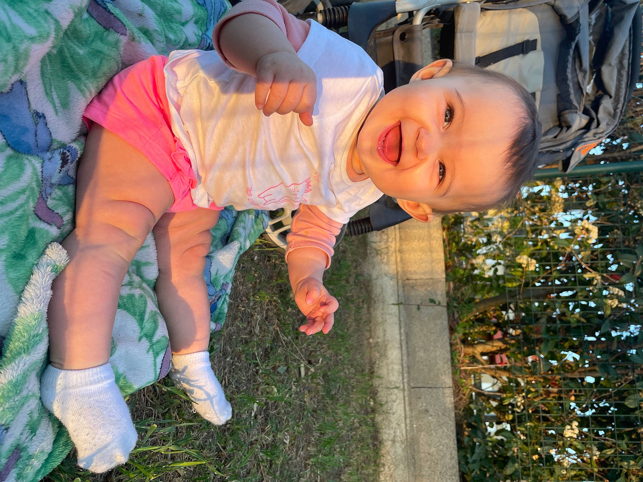 Yellana participe au concours pour gagner de l'argent avec cette photo : baby, baby_toddler_clothing, child, fun, grass, happy, hat, human_leg, leisure, people_in_nature, person, plant, sandal, shorts, sitting, smile, sun_hat, thigh, toddler, vacation