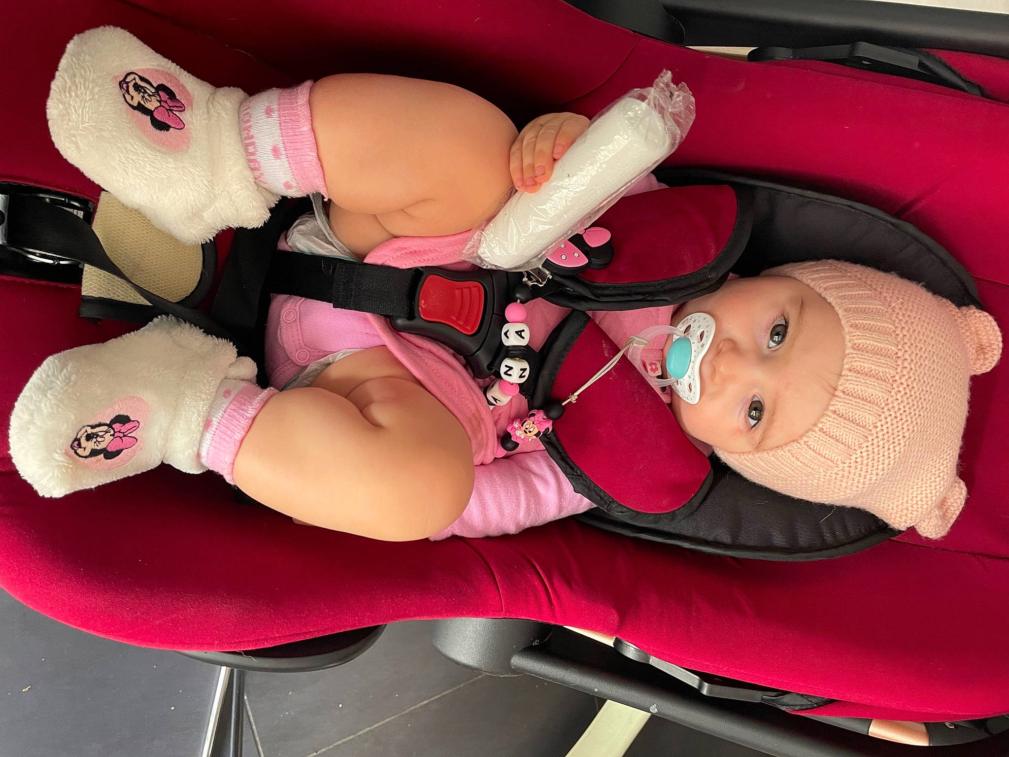 Yellana a rejoint le concours — aidez-le/la à gagner de superbes lots ! abdomen, arm, baby, baby_products, baby_toddler_clothing, chest, child, comfort, finger, hat, headwear, human_body, human_leg, knee, lap, leg, organ, person, pink, thigh