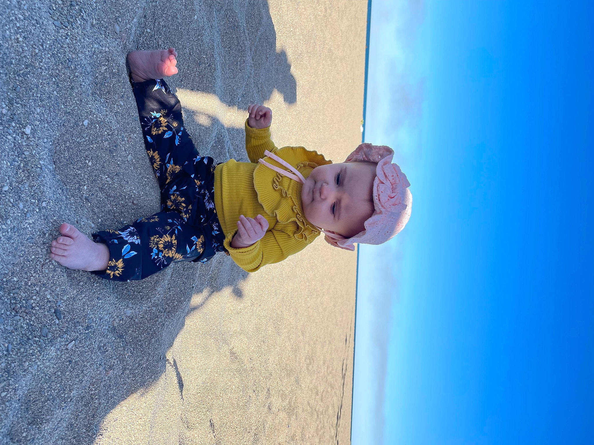 Yellana a rejoint le concours — aidez-le/la à gagner de superbes lots ! asphalt, azure, baby_toddler_clothing, child, cloud, concrete, electric_blue, flooring, fun, happy, headwear, leisure, pattern, person, road_surface, shadow, sky, toddler, winter, world