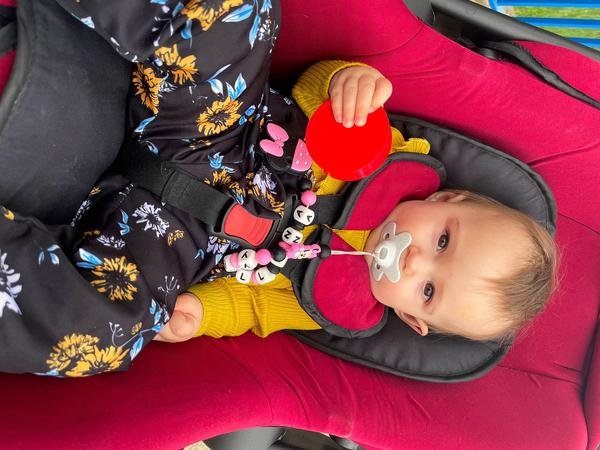 Yellana a rejoint le concours — aidez-le/la à gagner de superbes lots ! auto_part, baby, baby_carriage, baby_products, baby_toddler_clothing, car_seat, carmine, child, comfort, fun, happy, lap, person, sitting, toddler