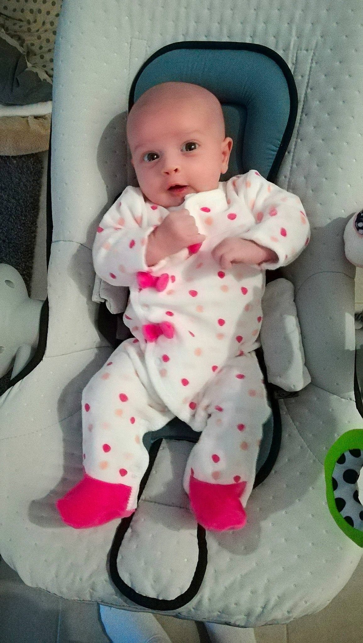 Mila a rejoint le concours — aidez-le/la à gagner de superbes lots ! baby, baby_in_car_seat, baby_products, baby_toddler_clothing, car_seat, cheek, child, person, product, toddler