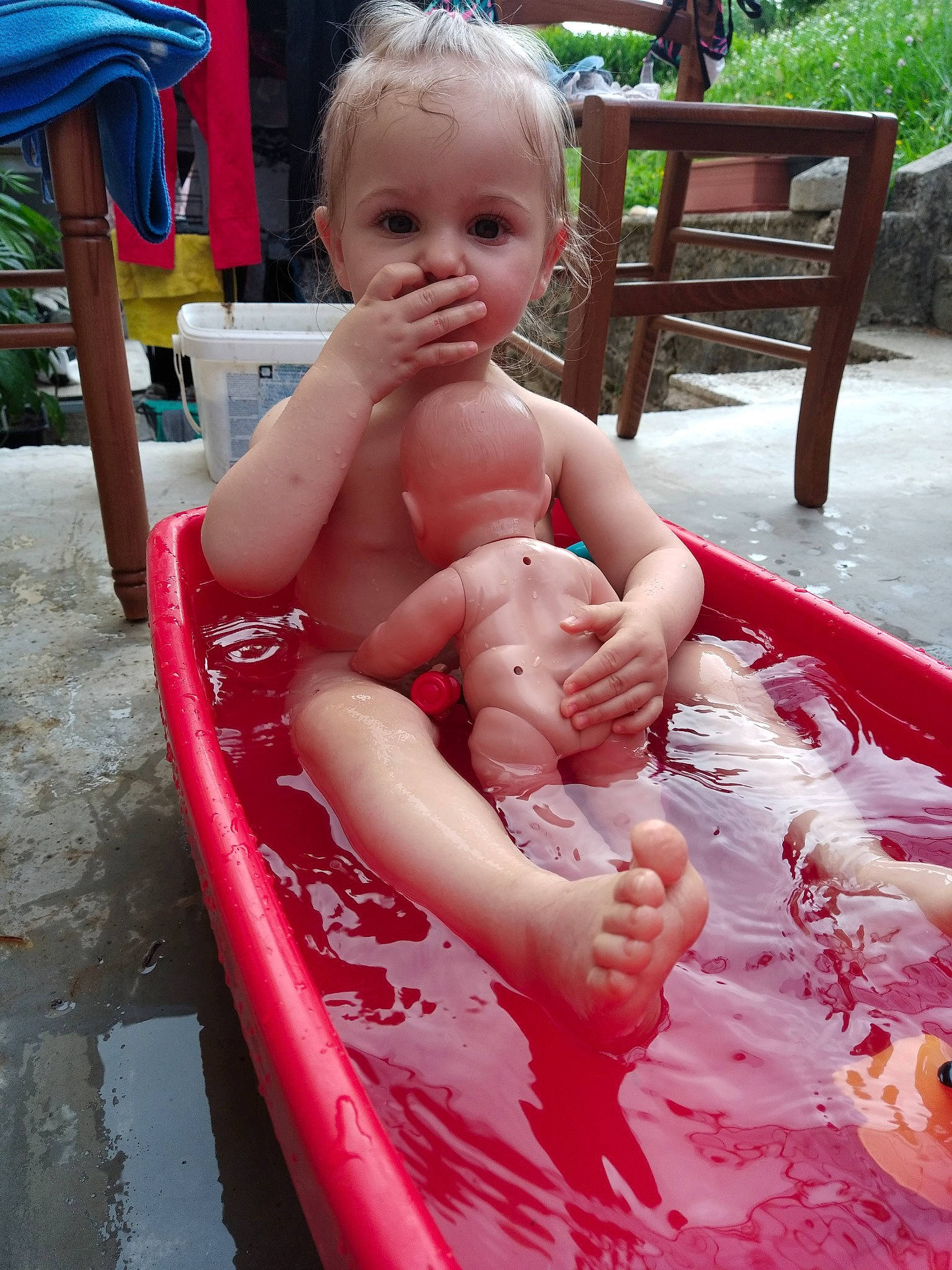 Octavia participe au concours pour gagner de l'argent avec cette photo : baby, baby_bathing, baby_products, bathing, boats_and_boating_equipment_and_supplies, chair, chest, child, fun, leisure, person, pink, plant, recreation, sitting, summer, thigh, thumb, toddler, vacation
