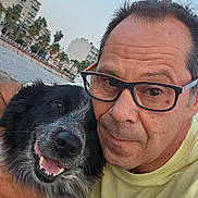Lionel Laurencin participe au concours pour gagner de l'argent avec cette photo : affection, animal, buildings, casual_clothing, closeup, dog, face, friendship, glasses, happy, human, man, nature, outdoor, pet, portrait, sea, sky, smile, urban