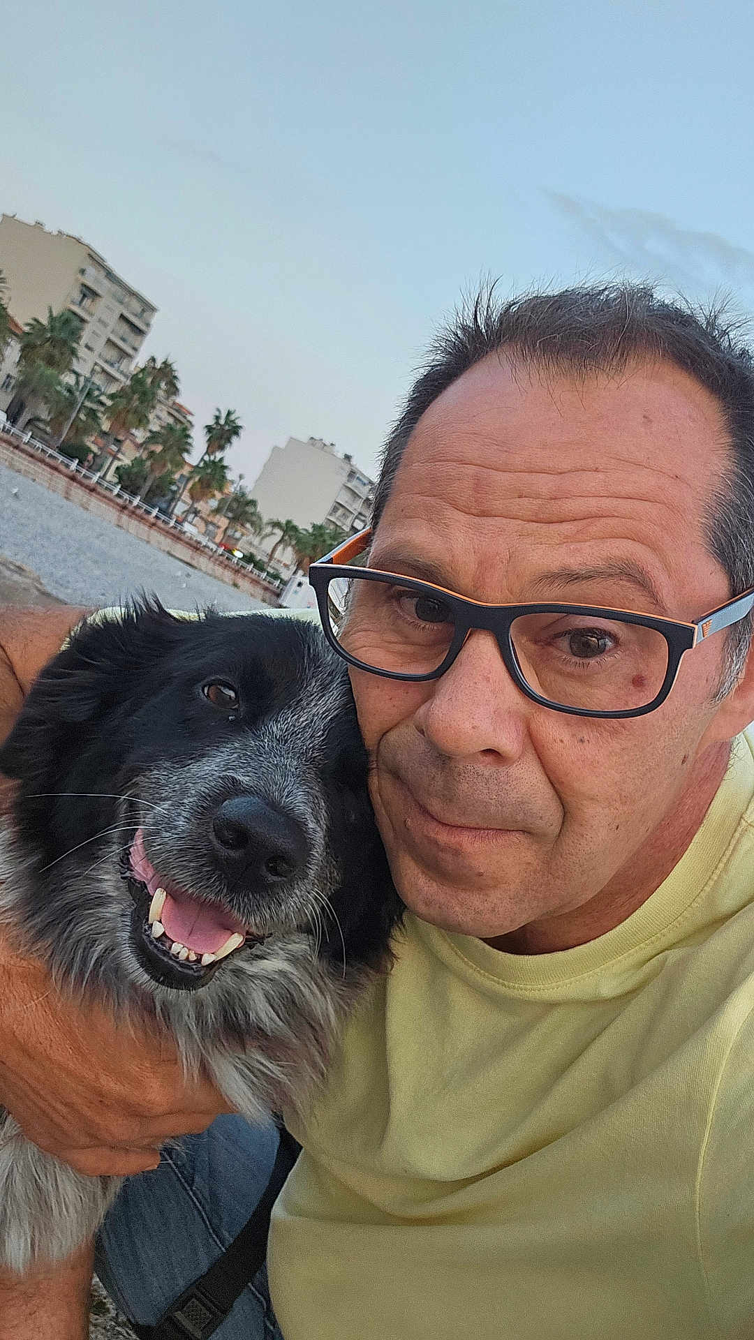 Lionel Laurencin participe au concours pour gagner de l'argent avec cette photo : affection, animal, buildings, casual_clothing, closeup, dog, face, friendship, glasses, happy, human, man, nature, outdoor, pet, portrait, sea, sky, smile, urban