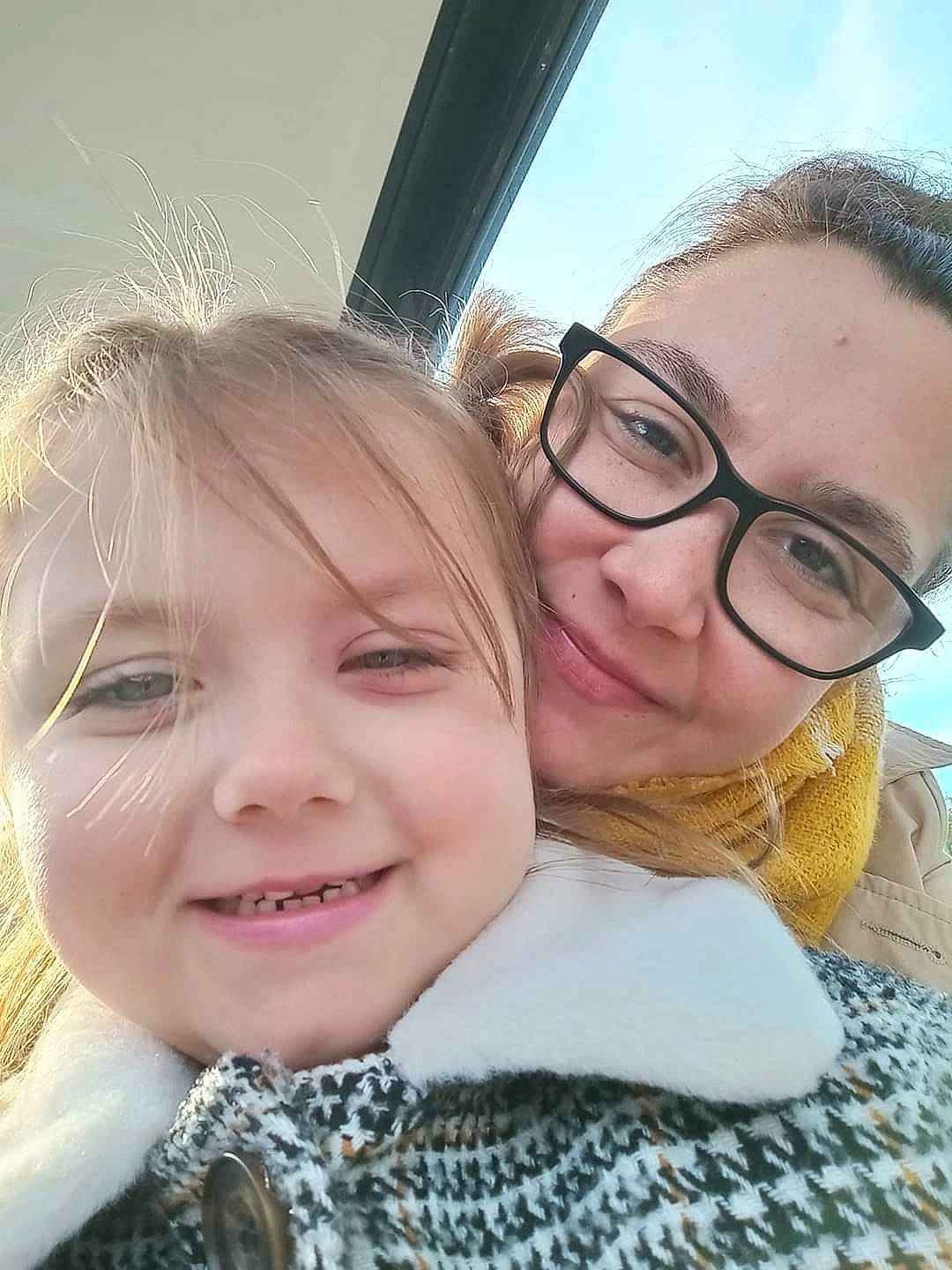 Cassy a rejoint le concours — aidez-le/la à gagner de superbes lots ! cheek, chin, eye, eyebrow, face, facial_expression, glasses, hair, hairstyle, happy, head, iris, joy, lip, mouth, nose, organ, person, skin, sky