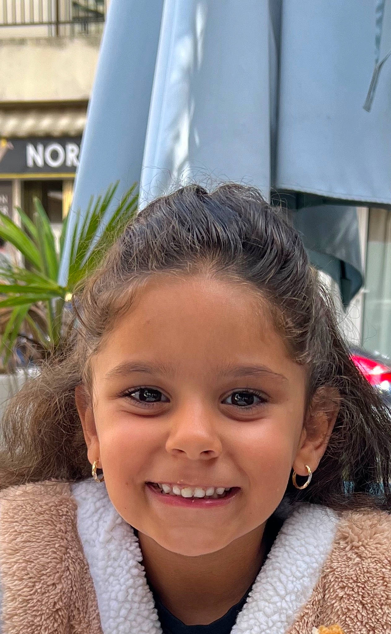 Maella a rejoint le concours — aidez-le/la à gagner de superbes lots ! cheek, child, chin, eye, eyebrow, eyelash, face, flash_photography, fun, hair, hairstyle, happy, head, joy, leisure, lip, nose, person, plant, skin