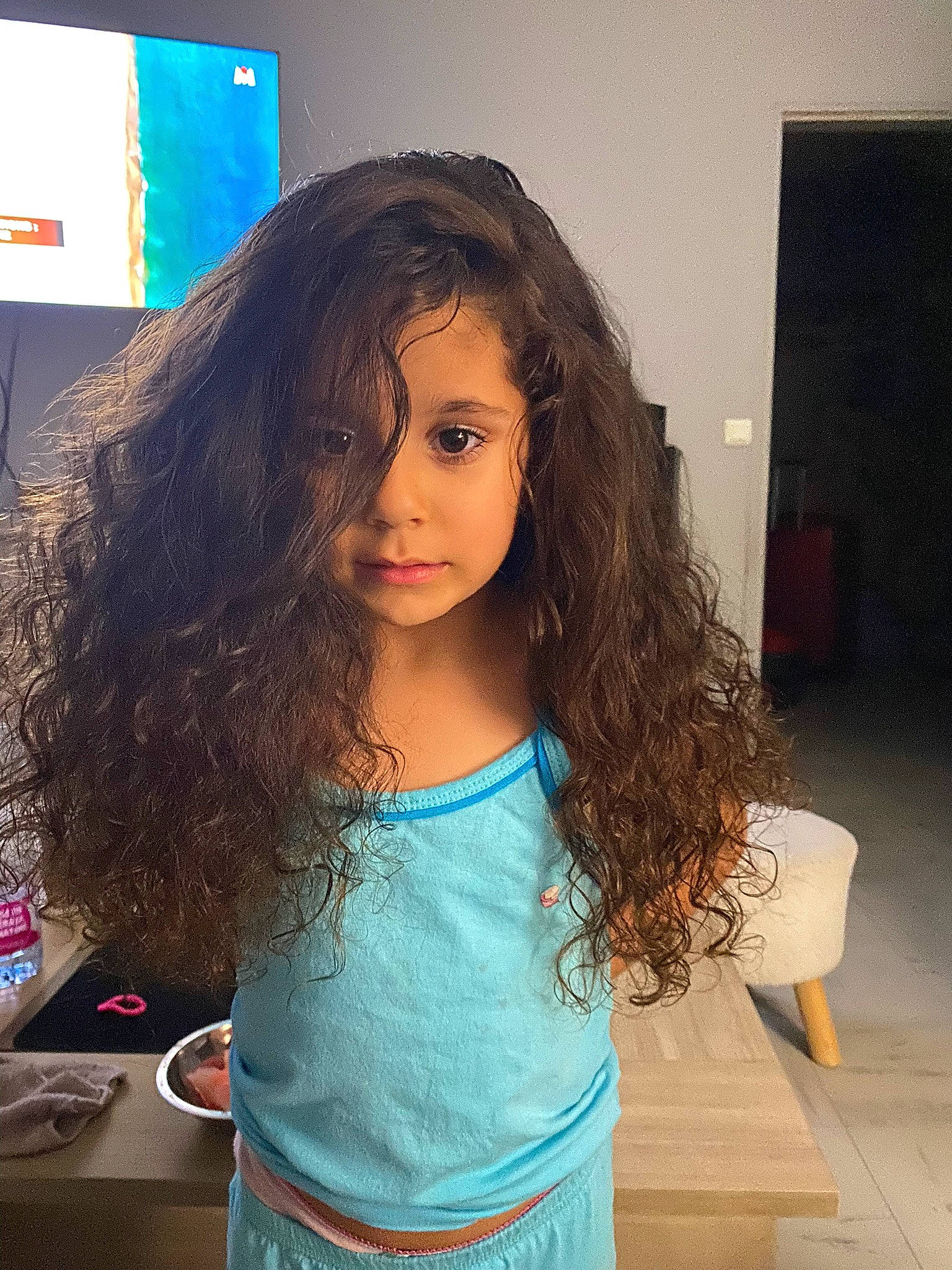 Maella participe au concours pour gagner de l'argent avec cette photo : azure, black_hair, chin, electric_blue, eyebrow, eyelash, fashion_design, forehead, happy, iris, jaw, joint, lace_wig, layered_hair, lip, long_hair, neck, person, shoulder, t_shirt