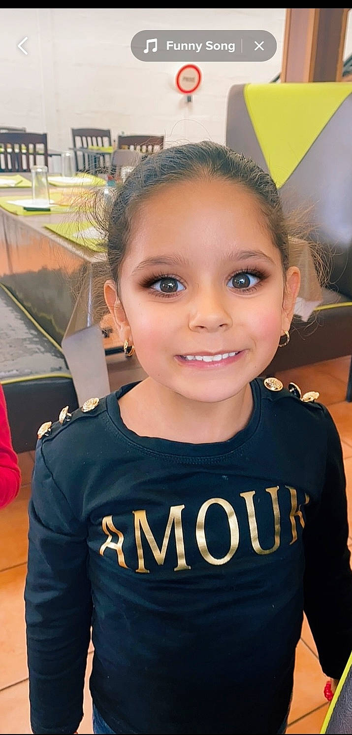 Maella participe au concours pour gagner de l'argent avec cette photo : backpack, bag, beauty, black_hair, cheek, chin, cool, eyebrow, eyelash, forehead, fun, hairstyle, happy, joy, luggage_and_bags, people, person, shoulder, skin, sleeve