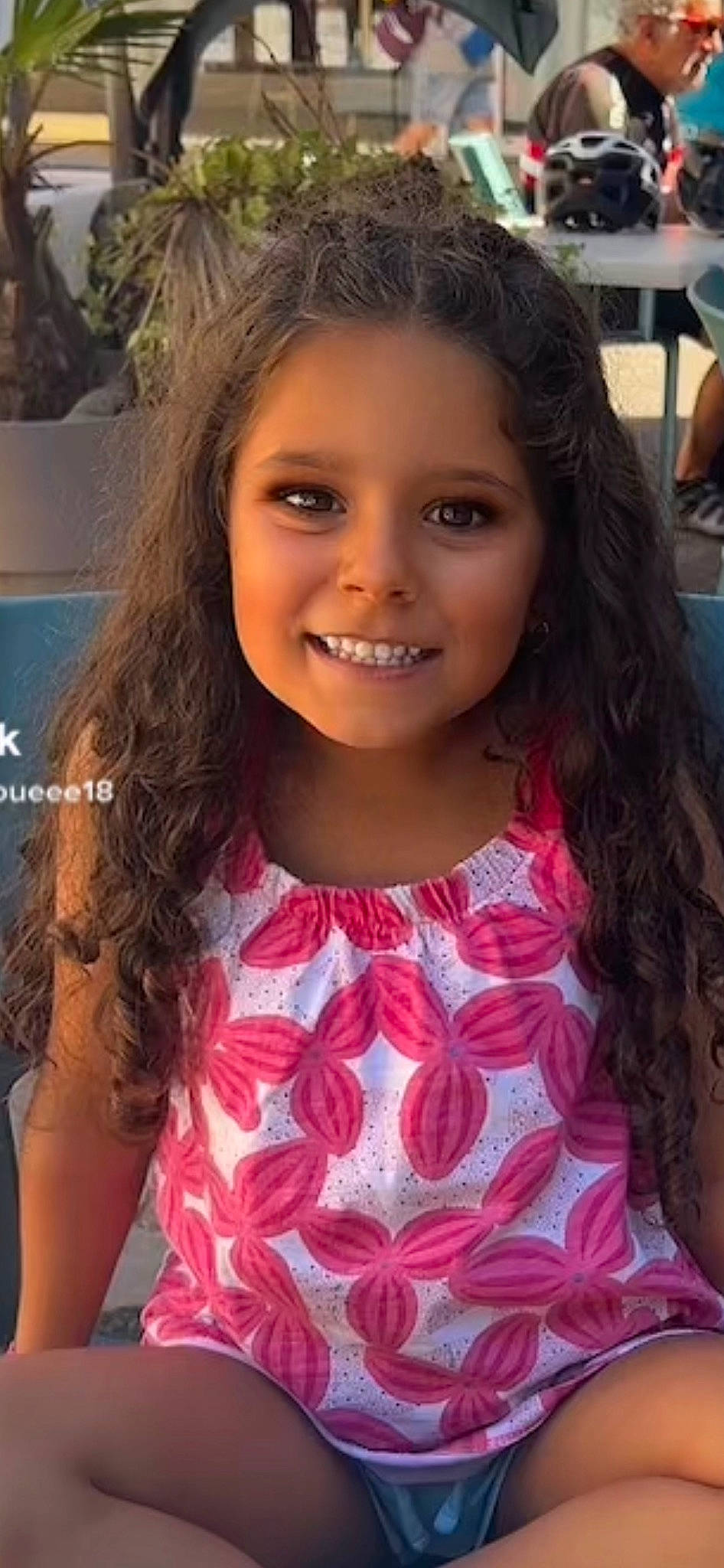 Maella a rejoint le concours — aidez-le/la à gagner de superbes lots ! brown_hair, cheek, child, chin, eyebrow, eyelash, facial_expression, fashion, fun, hair, hairstyle, happy, iris, joy, long_hair, mammal, person, pink, skin, sleeve