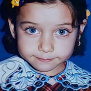 Cemre a rejoint le concours — aidez-le/la à gagner de superbes lots ! child, portrait, blue_eyes, hair_clip, dress, lace_collar, patterned_clothing, close_up, smile, young_girl, face, innocence, dark_hair, blue_background, fashion, cute, eyelashes, childhood, studio_photo, headshot