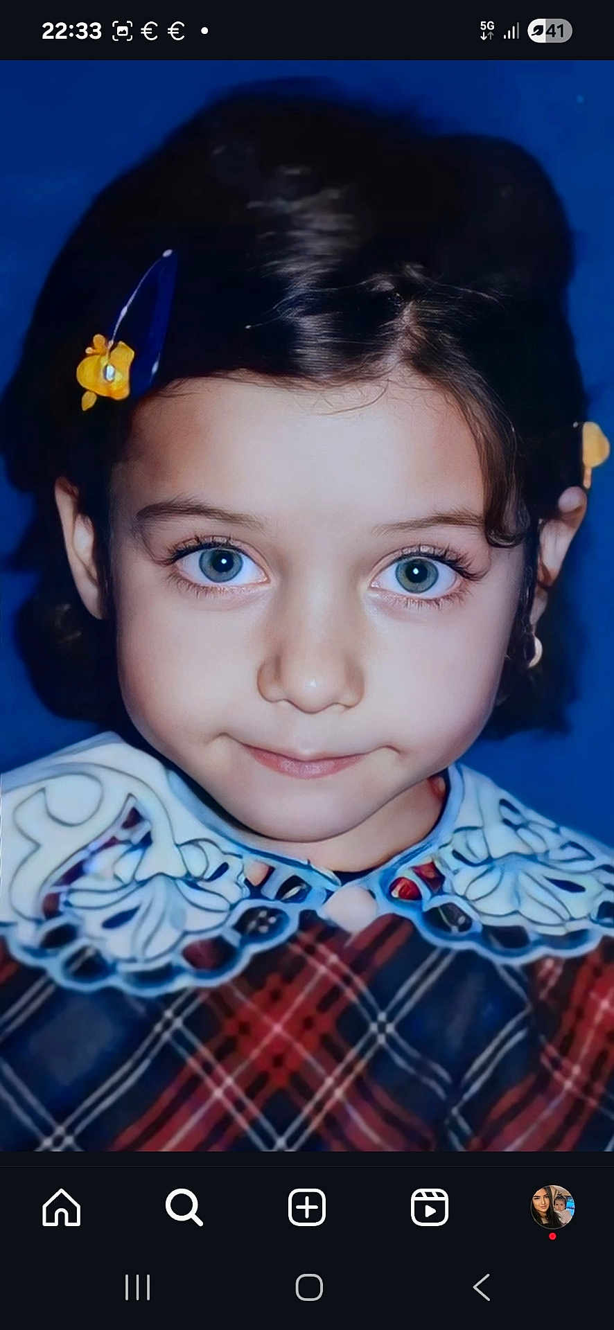 Cemre a rejoint le concours — aidez-le/la à gagner de superbes lots ! child, portrait, blue_eyes, hair_clip, dress, lace_collar, patterned_clothing, close_up, smile, young_girl, face, innocence, dark_hair, blue_background, fashion, cute, eyelashes, childhood, studio_photo, headshot