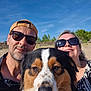 Zéphyr participe au concours pour gagner de l'argent avec cette photo : man, woman, dog, sunglasses, outdoor, sky, sunny, smile, pet, nature, grass, happy, portrait, beach, casual, headwear, animal, friendship, leisure, daytime