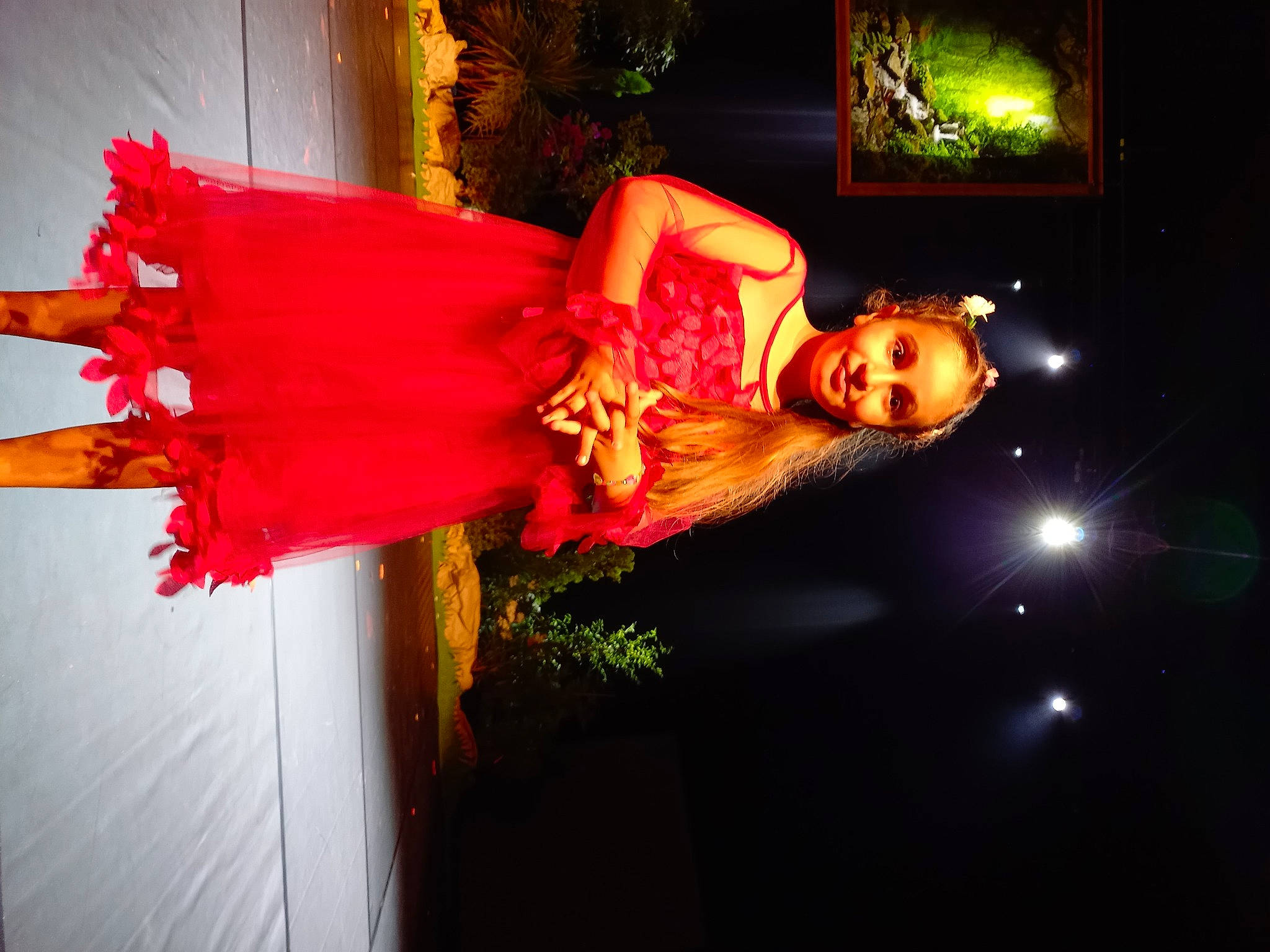 Rania participe au concours pour gagner de l'argent avec cette photo : beauty, cocktail_dress, day_dress, dress, event, fashion_design, fashion_model, flash_photography, flower, formal_wear, happy, joy, magenta, one_piece_garment, peach, performance_art, person, petal, plant, smile