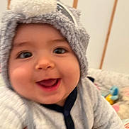 Isidor a rejoint le concours — aidez-le/la à gagner de superbes lots ! apparel, baby, babywear, child, closeup, clothing, cute, expression, face, happy, hat, headwear, indoor, infant, joy, person, portrait, smiling, soft, warm