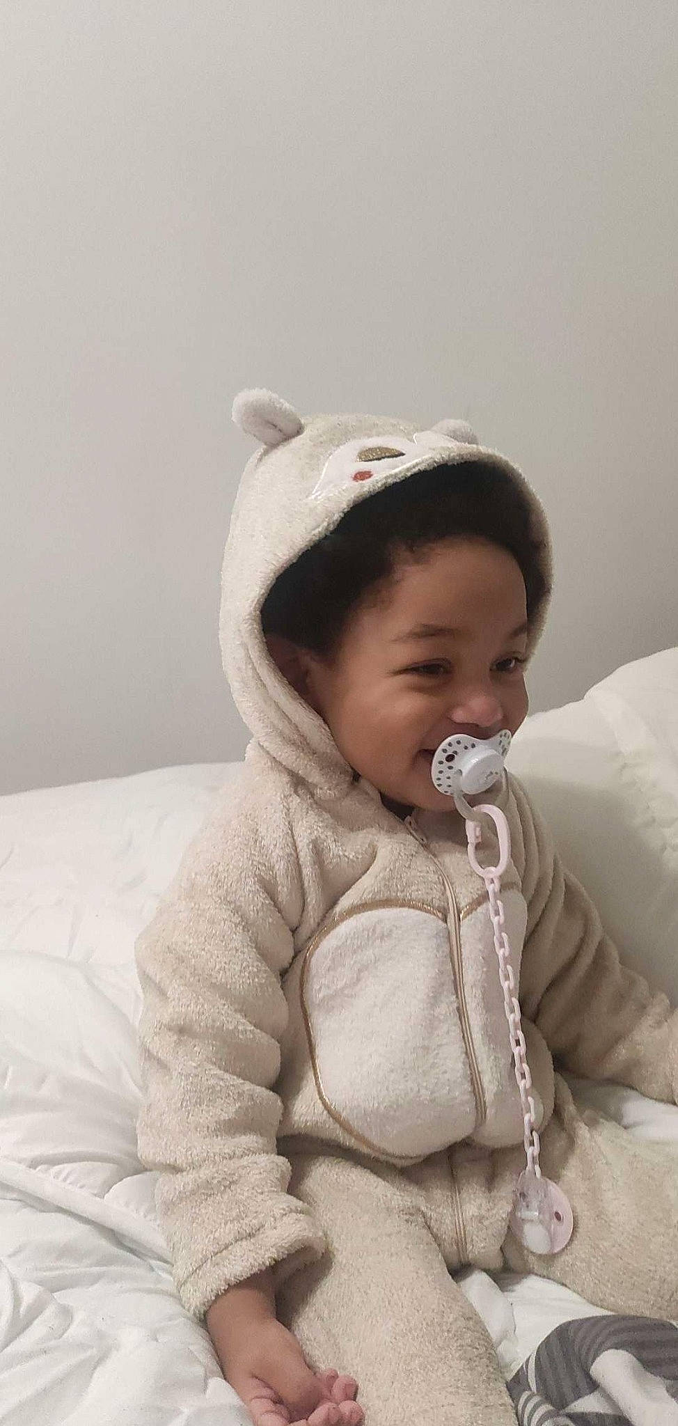 Belle a rejoint le concours — aidez-le/la à gagner de superbes lots ! baby, baby_toddler_clothing, cheek, comfort, eye, fur, happy, head, headgear, hoodie, human_body, joy, linens, lip, nose, outerwear, person, portrait_photography, sleeve, toddler