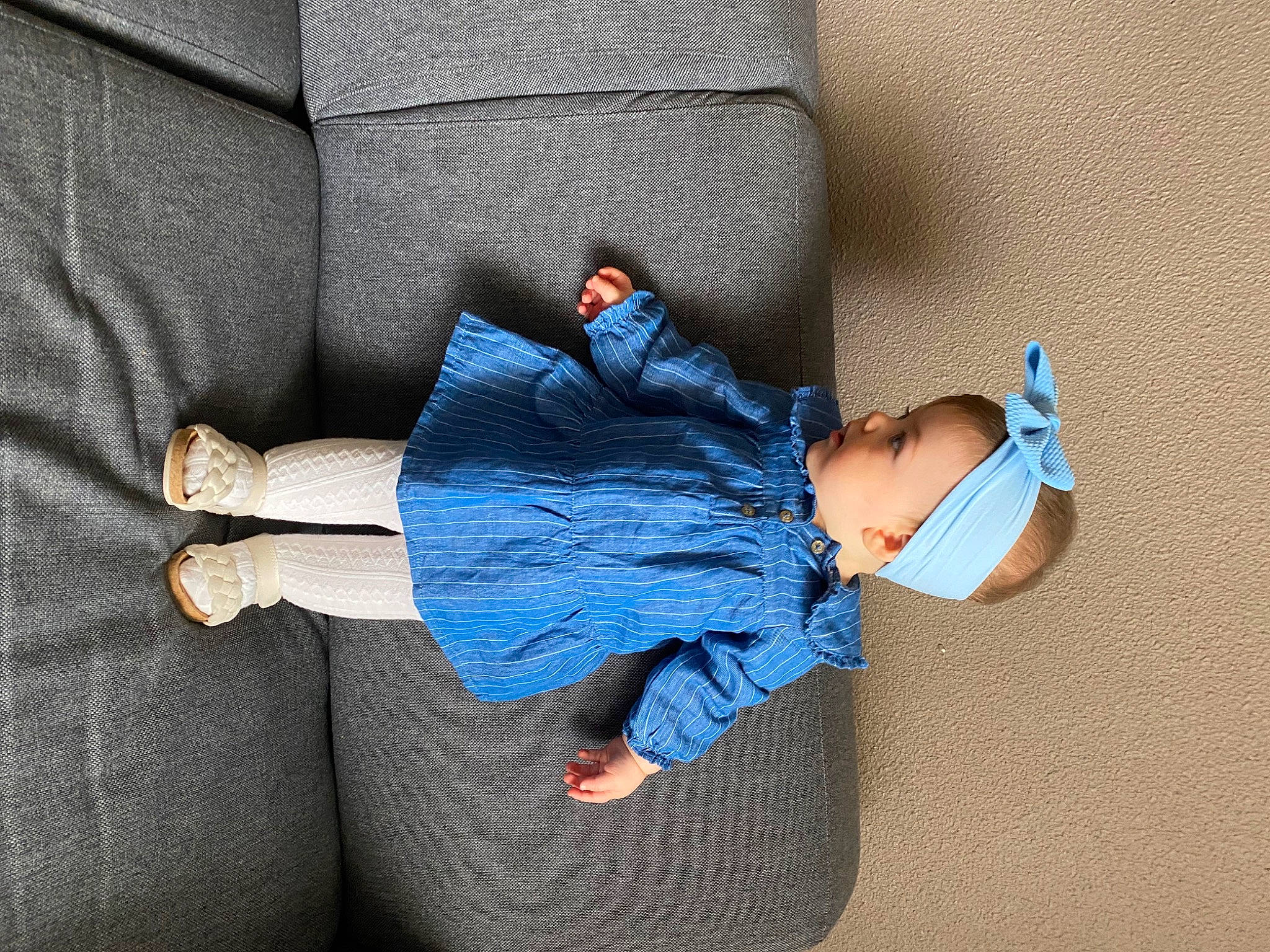 Barbara a rejoint le concours — aidez-le/la à gagner de superbes lots ! baby, baby_toddler_clothing, comfort, denim, elbow, electric_blue, finger, foot, grey, hand, human_body, human_leg, joint, knee, person, sitting, sleeve, textile, thigh, toddler