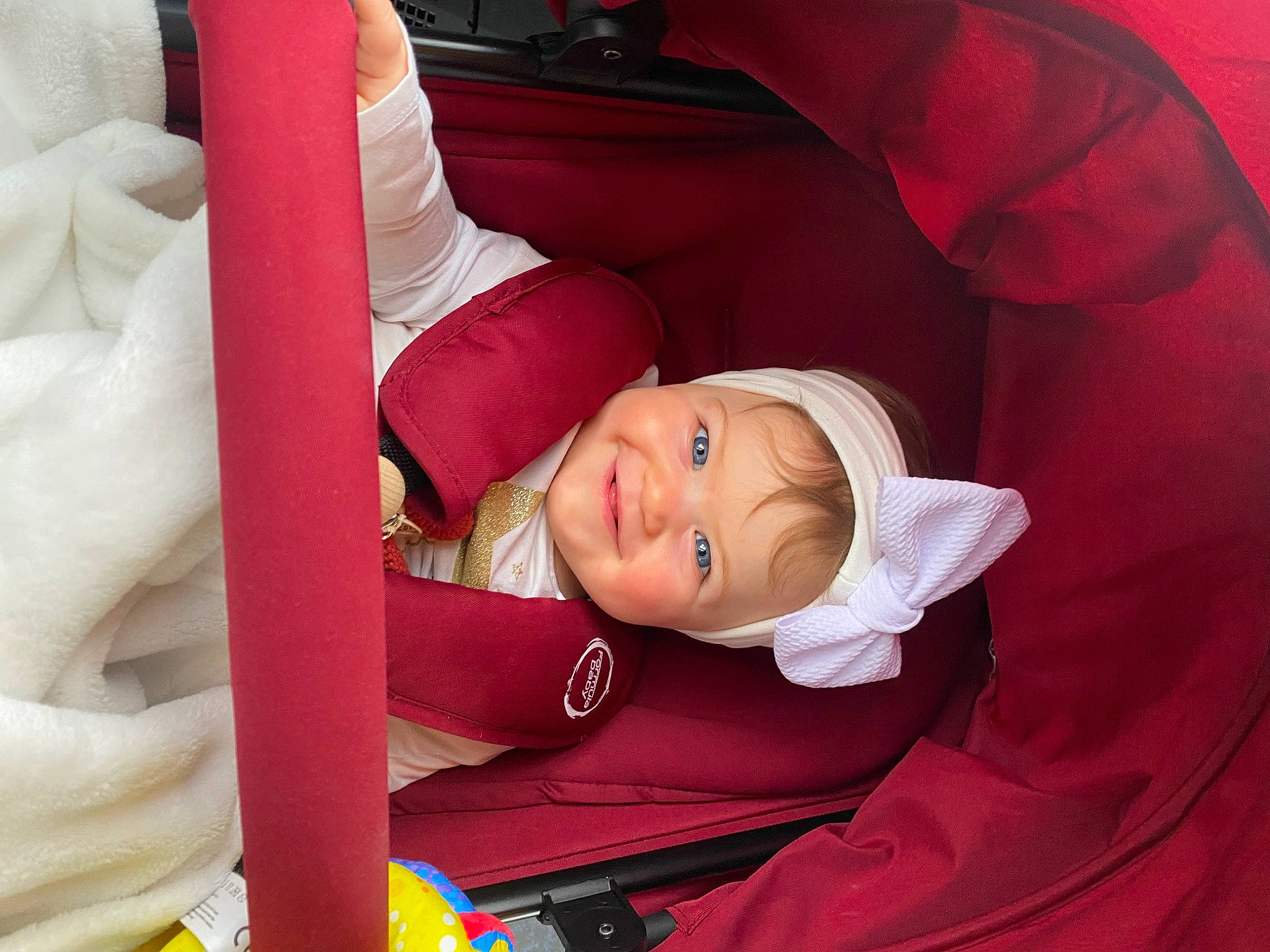 Barbara a rejoint le concours — aidez-le/la à gagner de superbes lots ! auto_part, baby, baby_carriage, baby_in_car_seat, baby_products, baby_sleeping, baby_toddler_clothing, car_seat, carmine, child, comfort, fun, hat, joy, lap, linens, person, product, sitting, skin