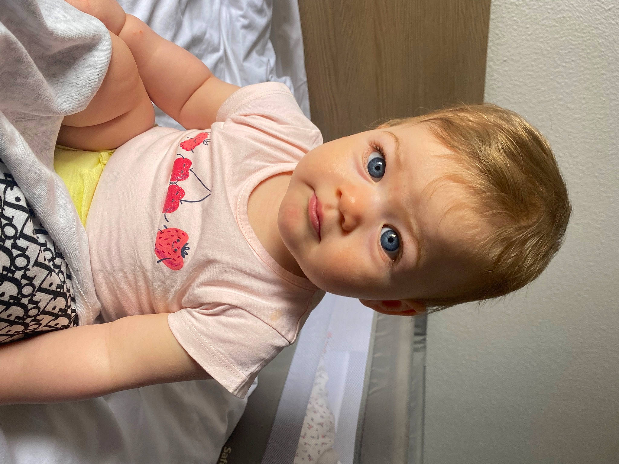 Barbara participe au concours pour gagner de l'argent avec cette photo : abdomen, arm, blond, brown_hair, cheek, chest, child, comfort, elbow, eyelash, flash_photography, happy, human_leg, lip, person, sitting, skin, smile, toddler, trunk