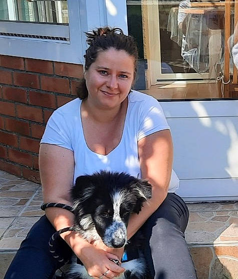 Spider a rejoint le concours — aidez-le/la à gagner de superbes lots ! brickwork, cabinetry, canidae, carnivore, chair, companion_dog, dog, dog_breed, fur, happy, herding_dog, sitting, smile, sporting_group, sunglasses, t_shirt, thigh, toy_dog, window, working_animal