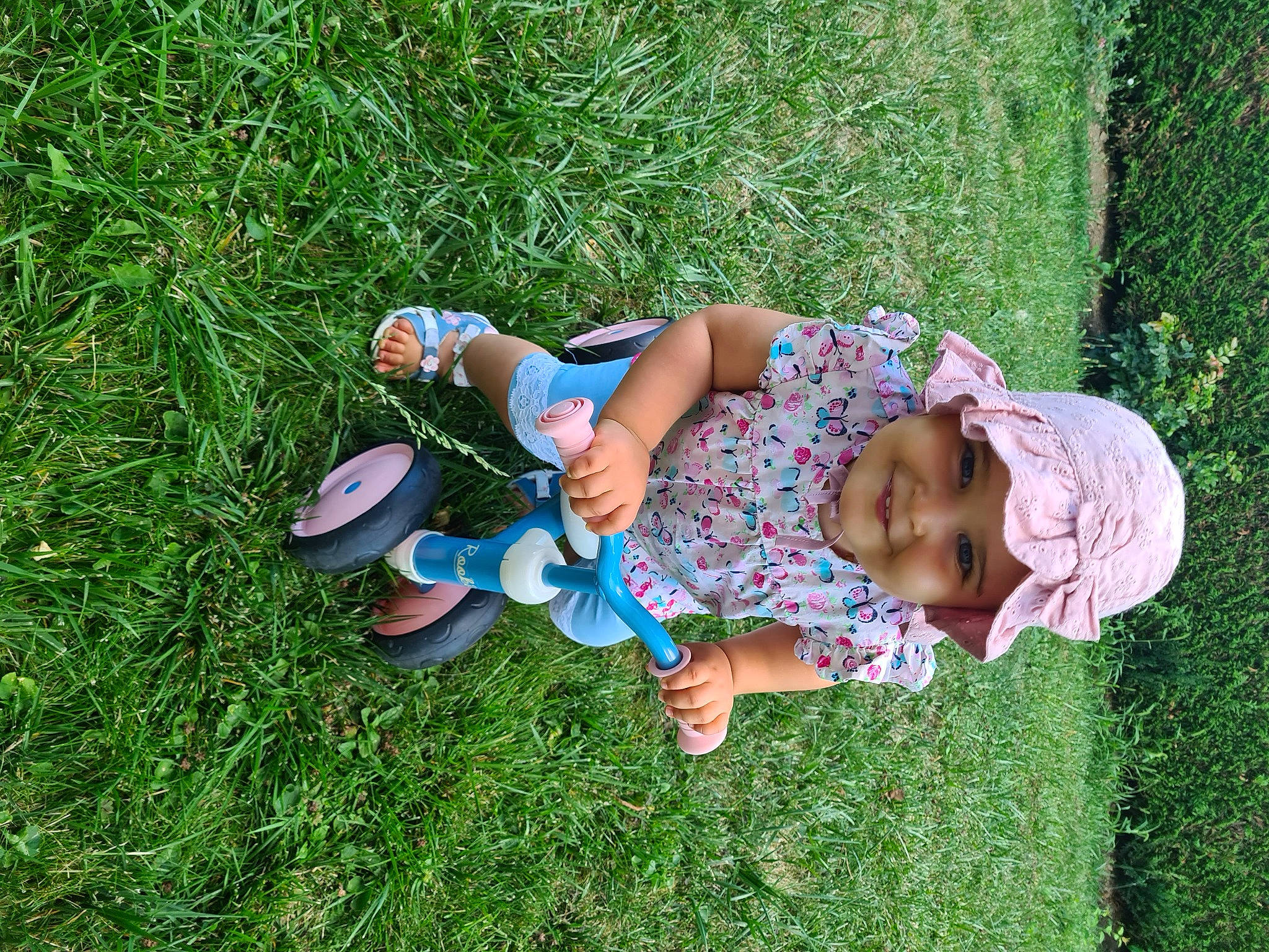 Lyanna a rejoint le concours — aidez-le/la à gagner de superbes lots ! child, fun, grass, grass_family, headwear, joy, lawn, leg, leisure, meadow, person, plant, play, summer, vacation