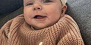 Lya a rejoint le concours — aidez-le/la à gagner de superbes lots ! apparel, baby, bow, child, couch, cozy, cute, face, happy, headband, indoor, infant, knitted_sweater, person, portrait, relaxed, sitting, smiling, warm_clothing, young_child