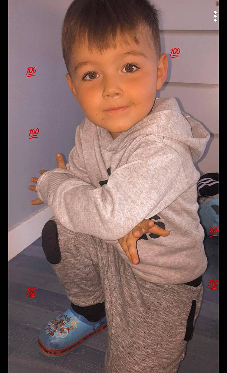 Matéane a rejoint le concours — aidez-le/la à gagner de superbes lots ! arm, baby_toddler_clothing, cheek, child, cool, finger, flooring, fun, gadget, gesture, neck, nose, organ, outerwear, person, product, sleeve, smile, standing, thumb