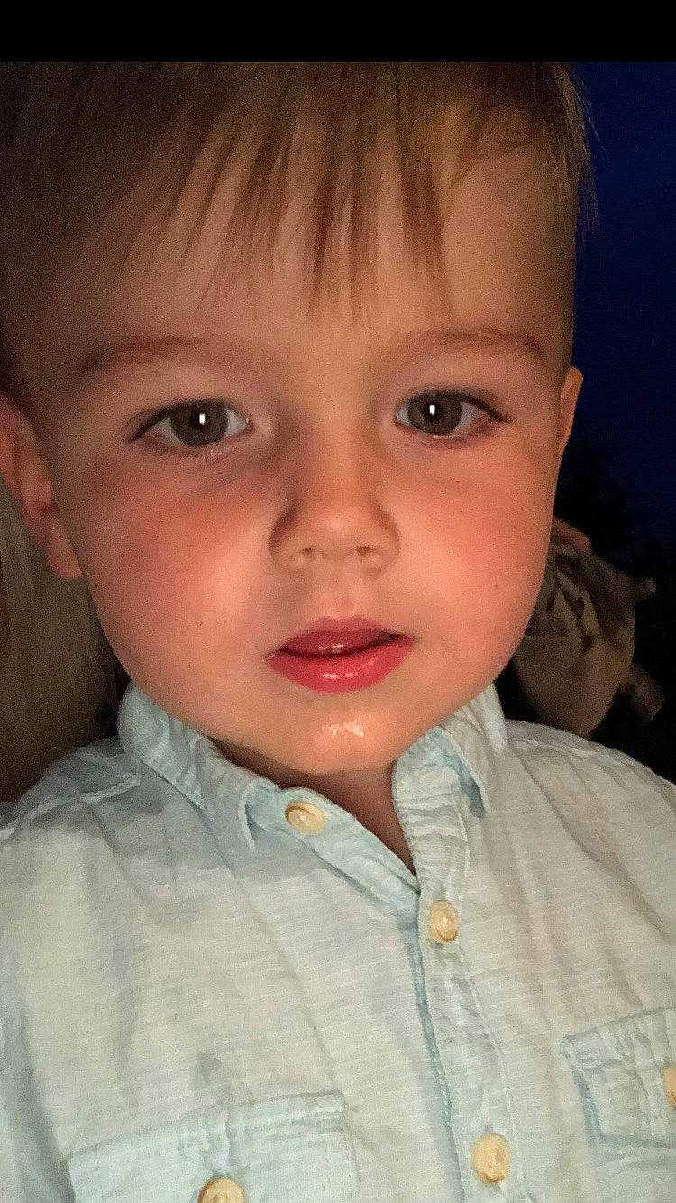 Matéane a rejoint le concours — aidez-le/la à gagner de superbes lots ! cheek, chin, dress_shirt, ear, eyebrow, eyelash, flash_photography, forehead, gesture, happy, iris, jaw, lip, mouth, nose, organ, person, skin, sleeve, smile