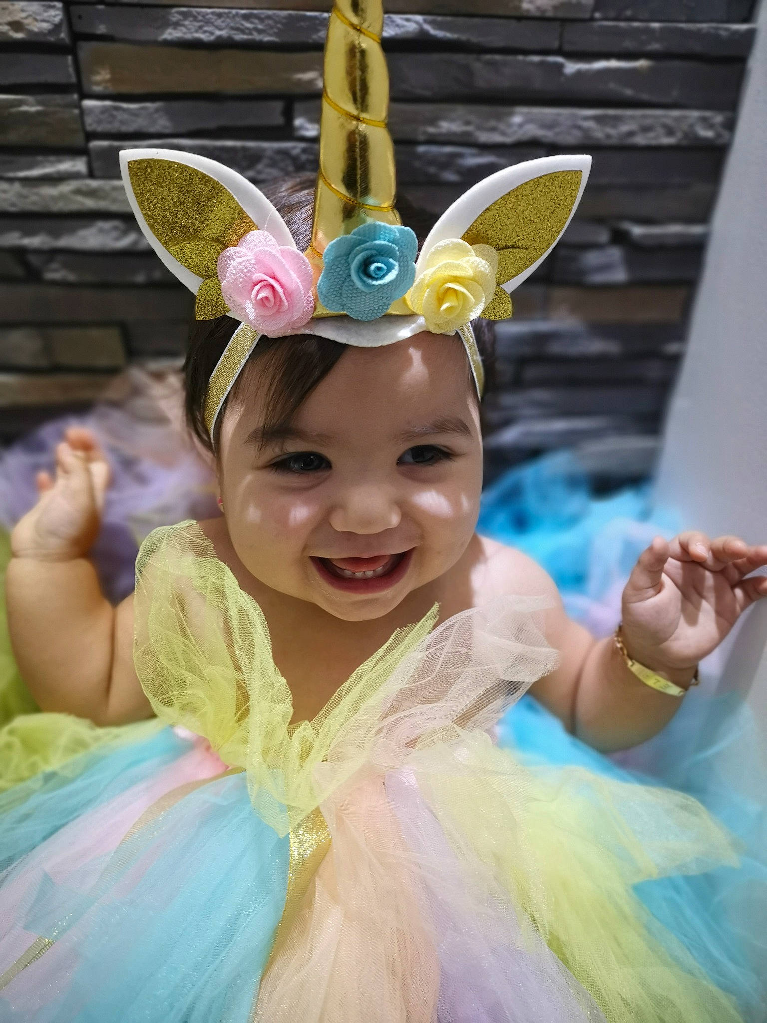 Ela participe au concours pour gagner de l'argent avec cette photo : child, costume, costume_accessory, costume_hat, ear, easter, easter_bunny, fawn, fictional_character, fun, headwear, joy, person, smile, toddler