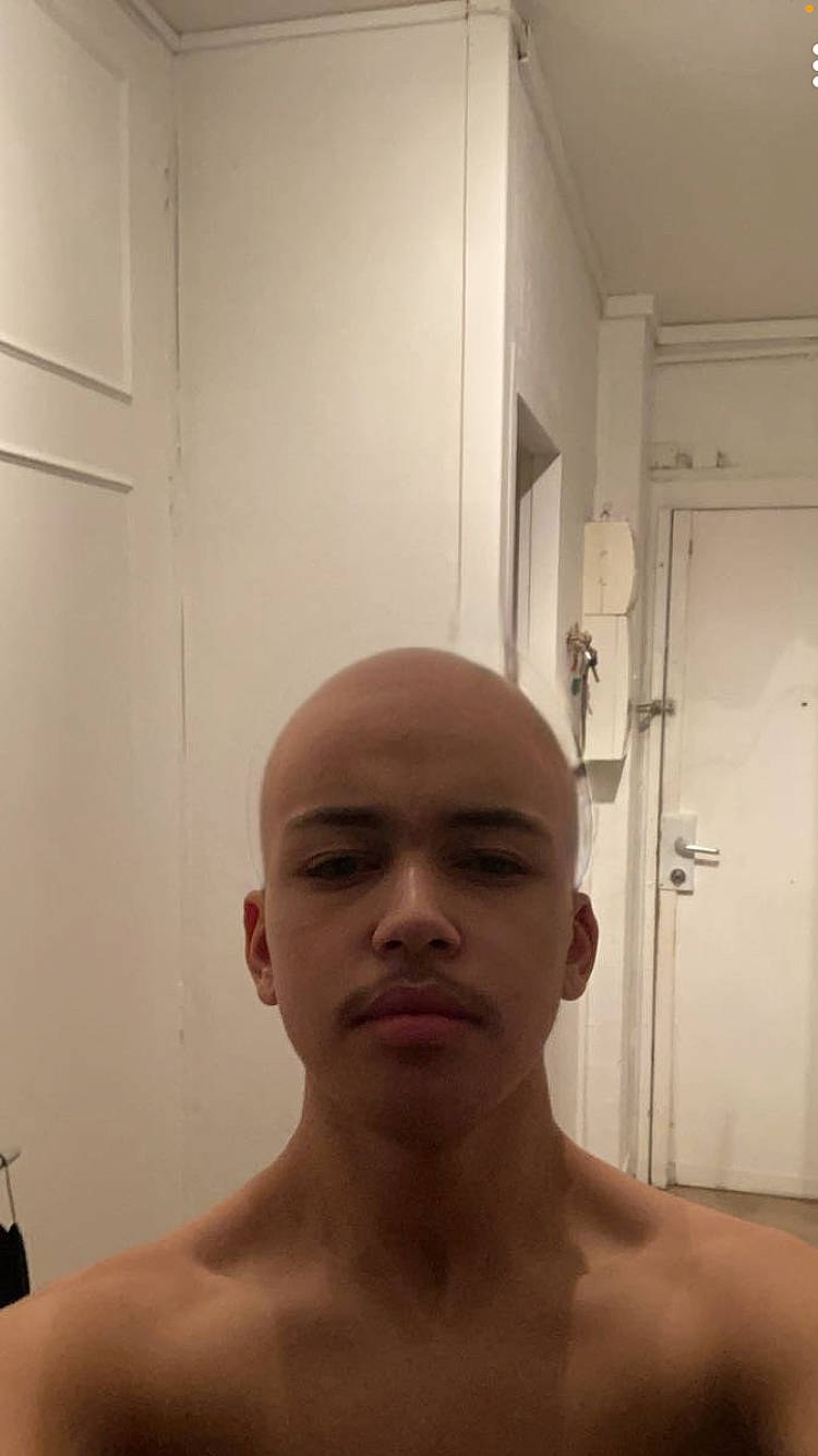 Dayan participe au concours pour gagner de l'argent avec cette photo : abdomen, beard, cheek, chest, chin, door, ear, eyebrow, eyelash, facial_hair, forehead, jaw, joint, lip, muscle, neck, no_expression, nose, person, skin