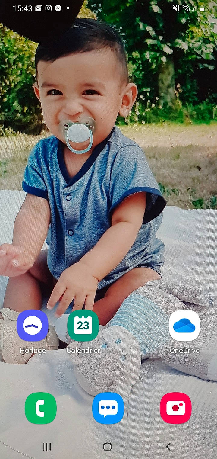 Sohan a rejoint le concours — aidez-le/la à gagner de superbes lots ! baby, baby_toddler_clothing, child, cool, electric_blue, facial_expression, finger, fun, grass, green, happy, leisure, nail, people_in_nature, person, photograph, plant, recreation, skin, t_shirt