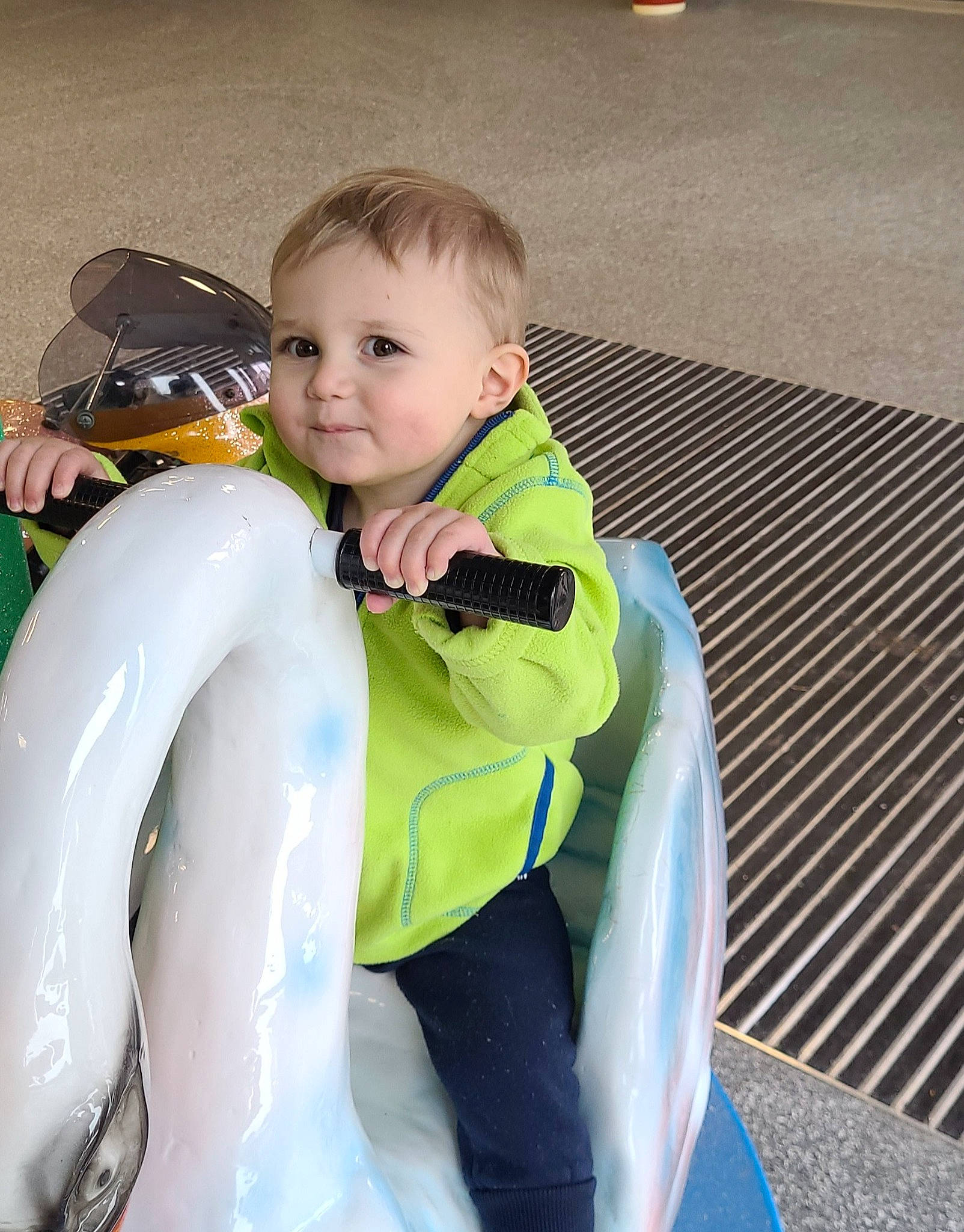 Thiago a rejoint le concours — aidez-le/la à gagner de superbes lots ! baby, bag, child, dry_suit, electric_blue, fashion_accessory, fun, hairstyle, happy, jacket, leisure, luggage_and_bags, person, personal_protective_equipment, product, recreation, sleeve, smile, spandex, sportswear