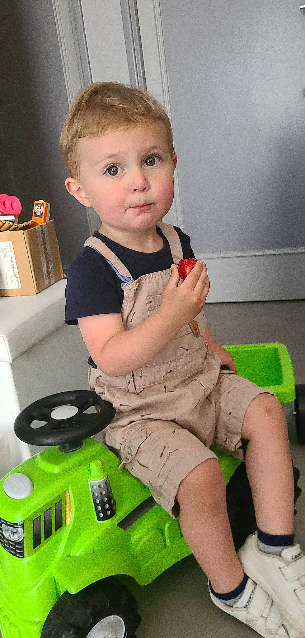 Thiago a rejoint le concours — aidez-le/la à gagner de superbes lots ! audio_equipment, baby, baby_toddler_clothing, blond, cheek, child, corded_phone, fun, green, human_leg, input_device, knee, lap, office_equipment, person, sitting, sleeve, surprise, t_shirt, telephone